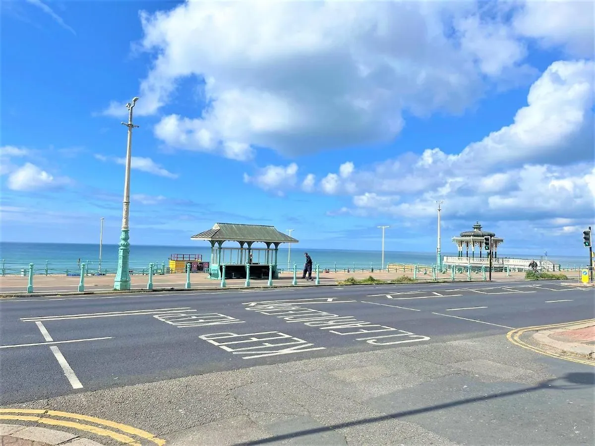 Brighton Seafront Tropical Two Bedroom Flat 0*,  Storbritannien