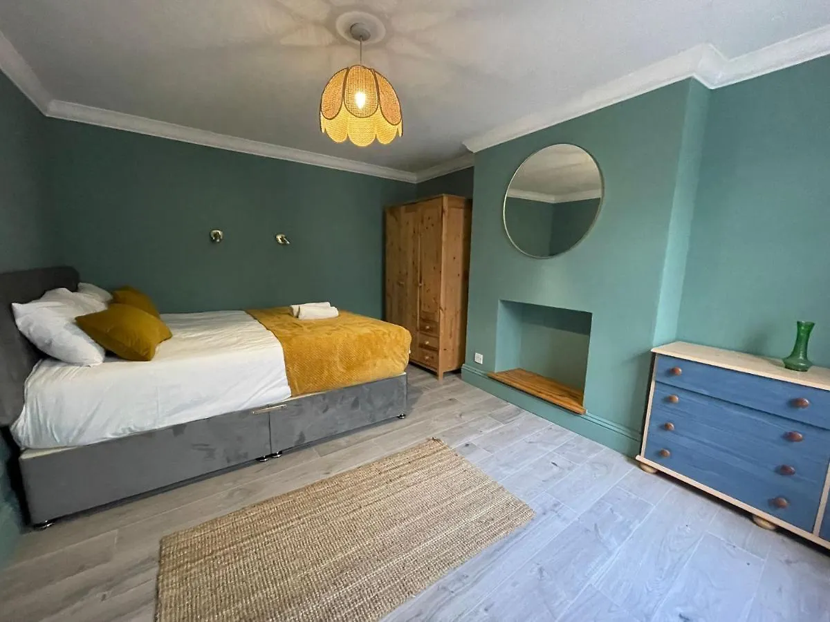 Brighton Seafront Tropical Two Bedroom Flat 0*,